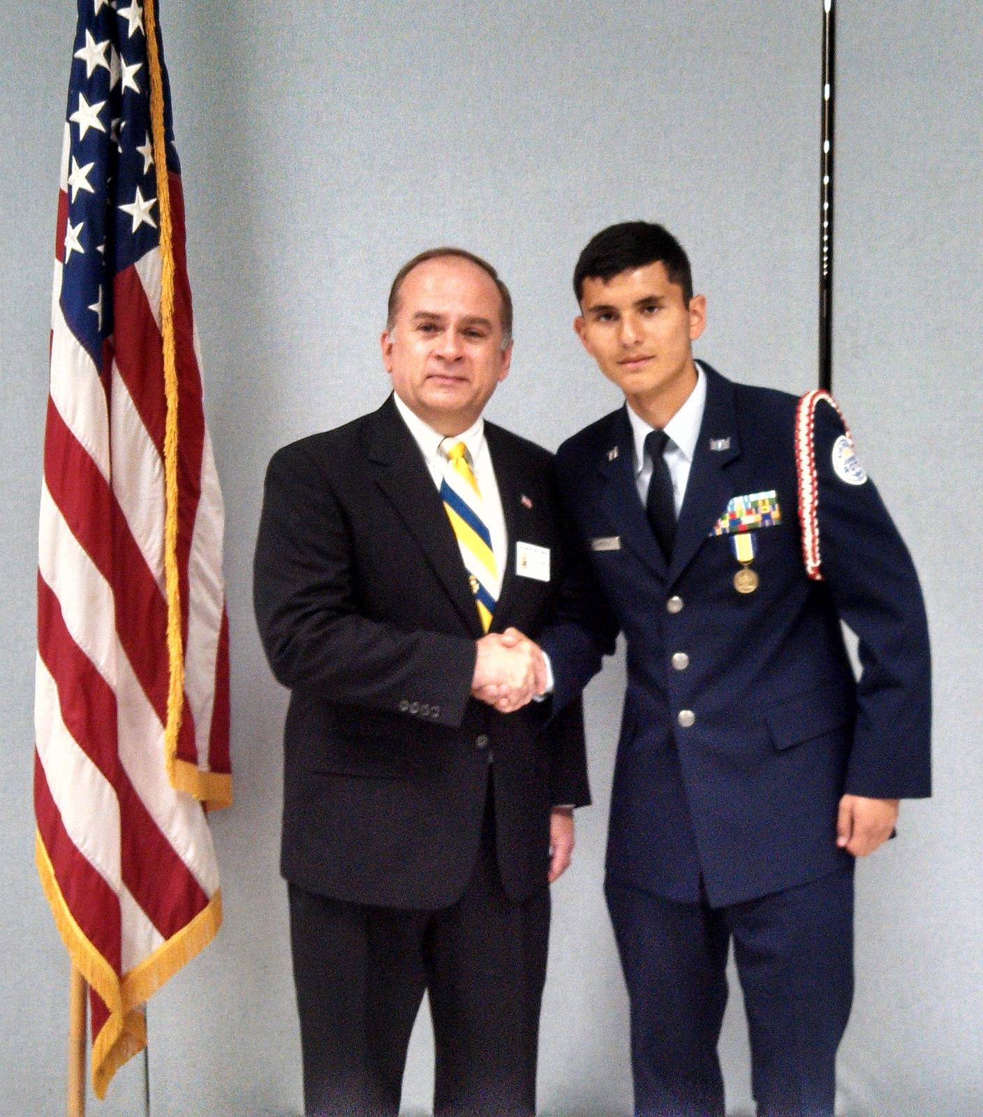 Compatriot Bill Price presents the SAR JROTC Medal to Cadet Sebastian Quintana at Chantilly High School.
